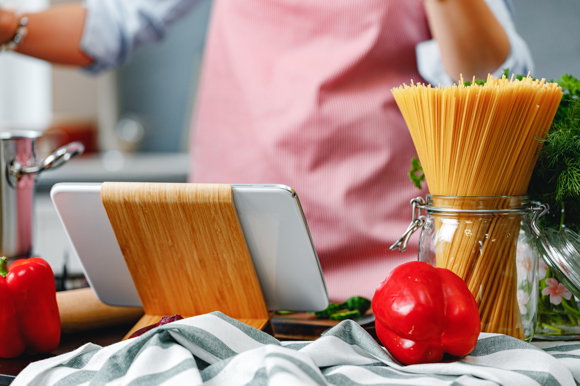 Cucina artigianale con utensili in legno e piatti preparati
